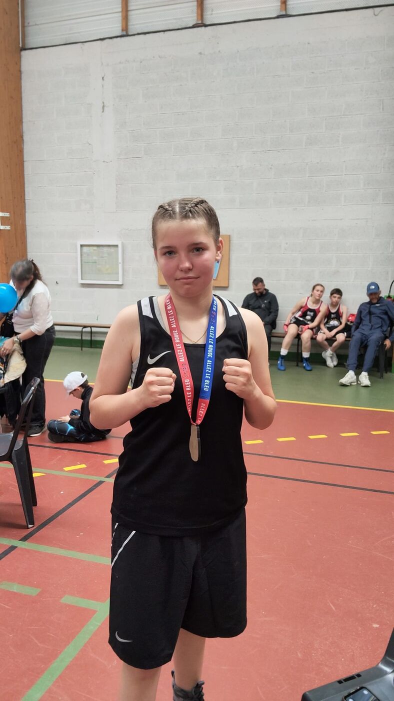 Jeune boxeuse du club avec sa médaille
