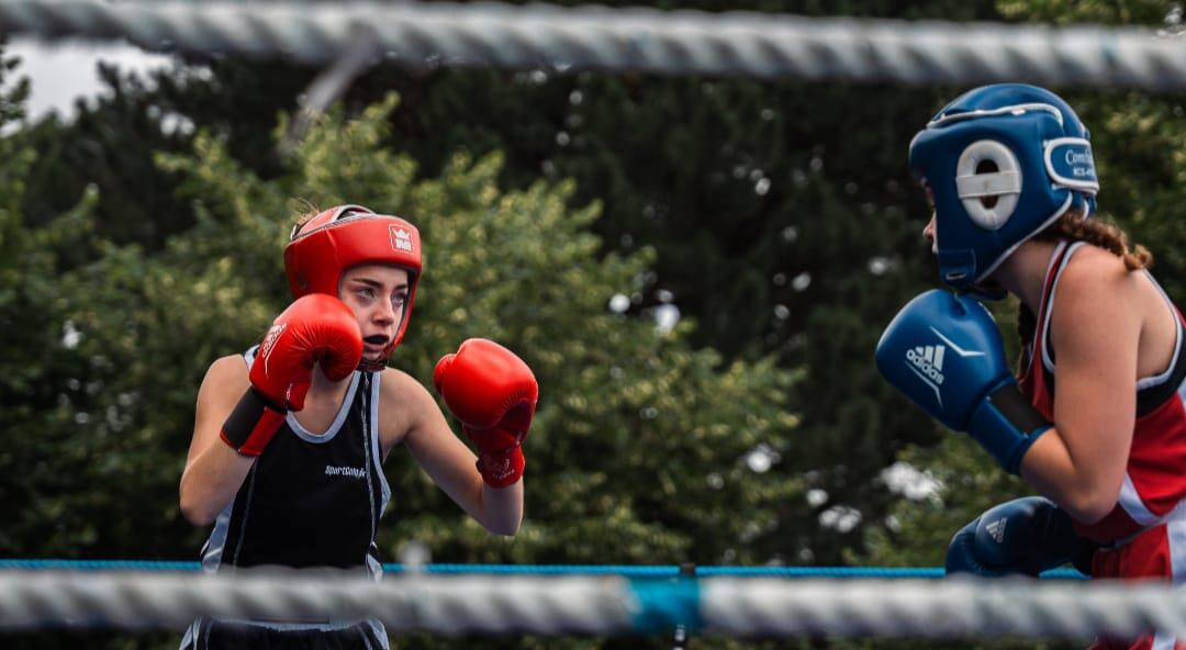 Combat de boxe féminine en extérieur