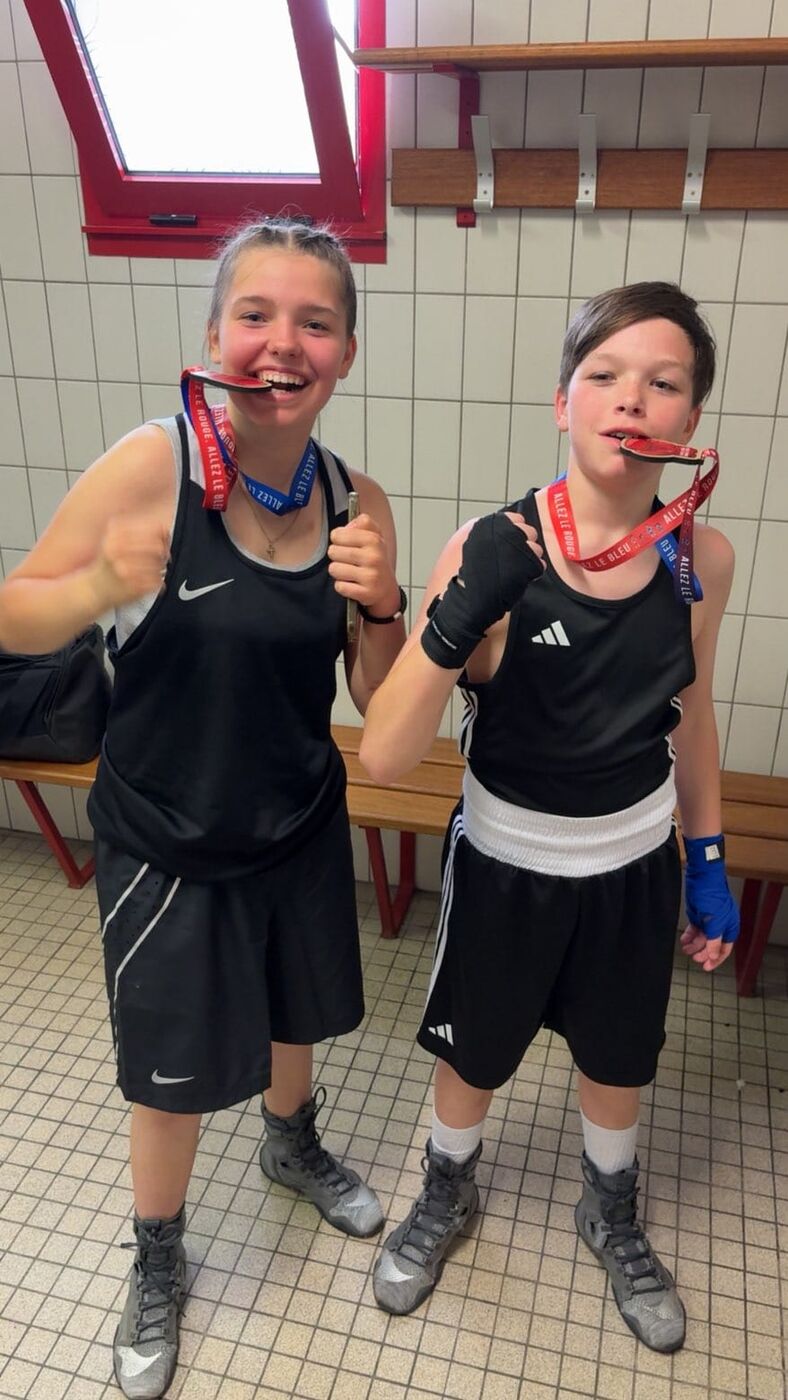 Deux jeunes du club avec leurs médailles