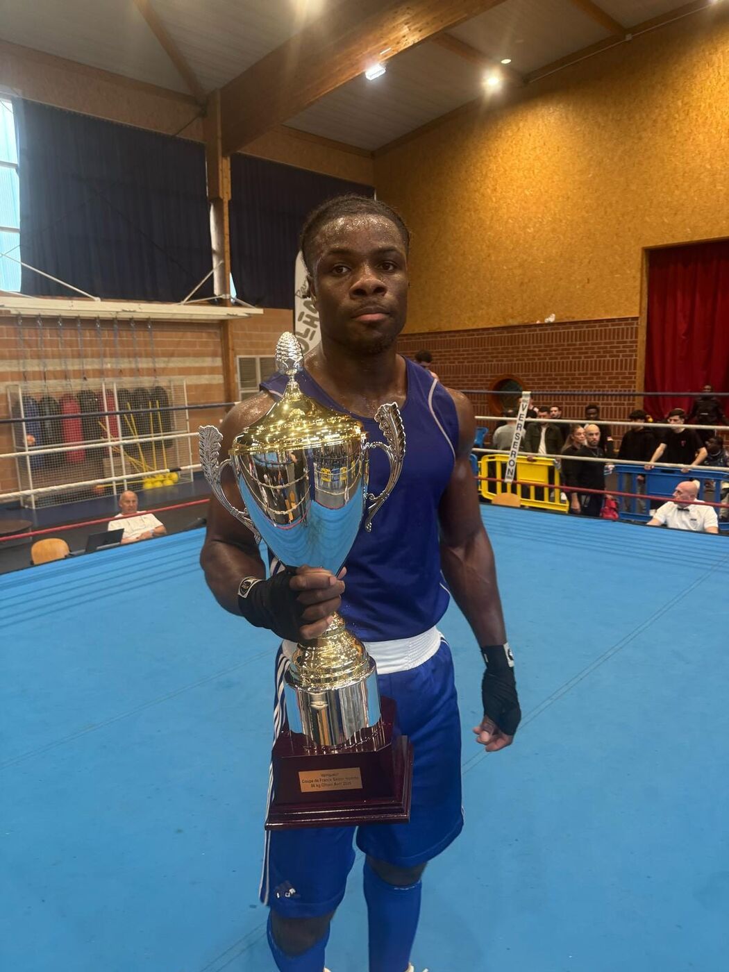Un boxeur du club avec sa coupe de France