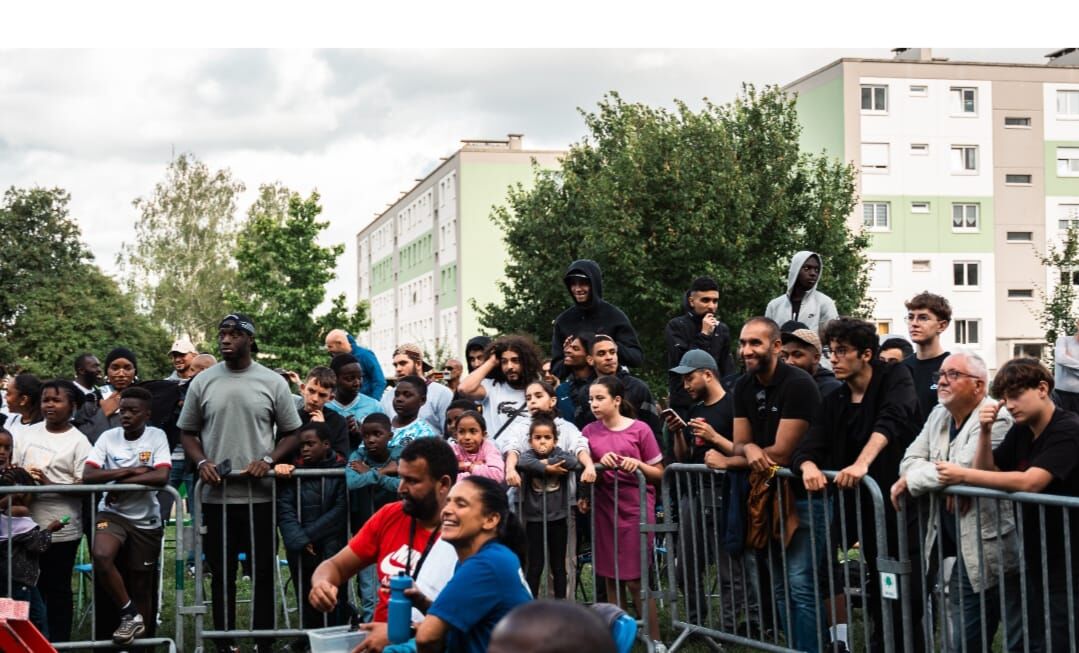 Public venu assister à une animation de boxe dans un quartier