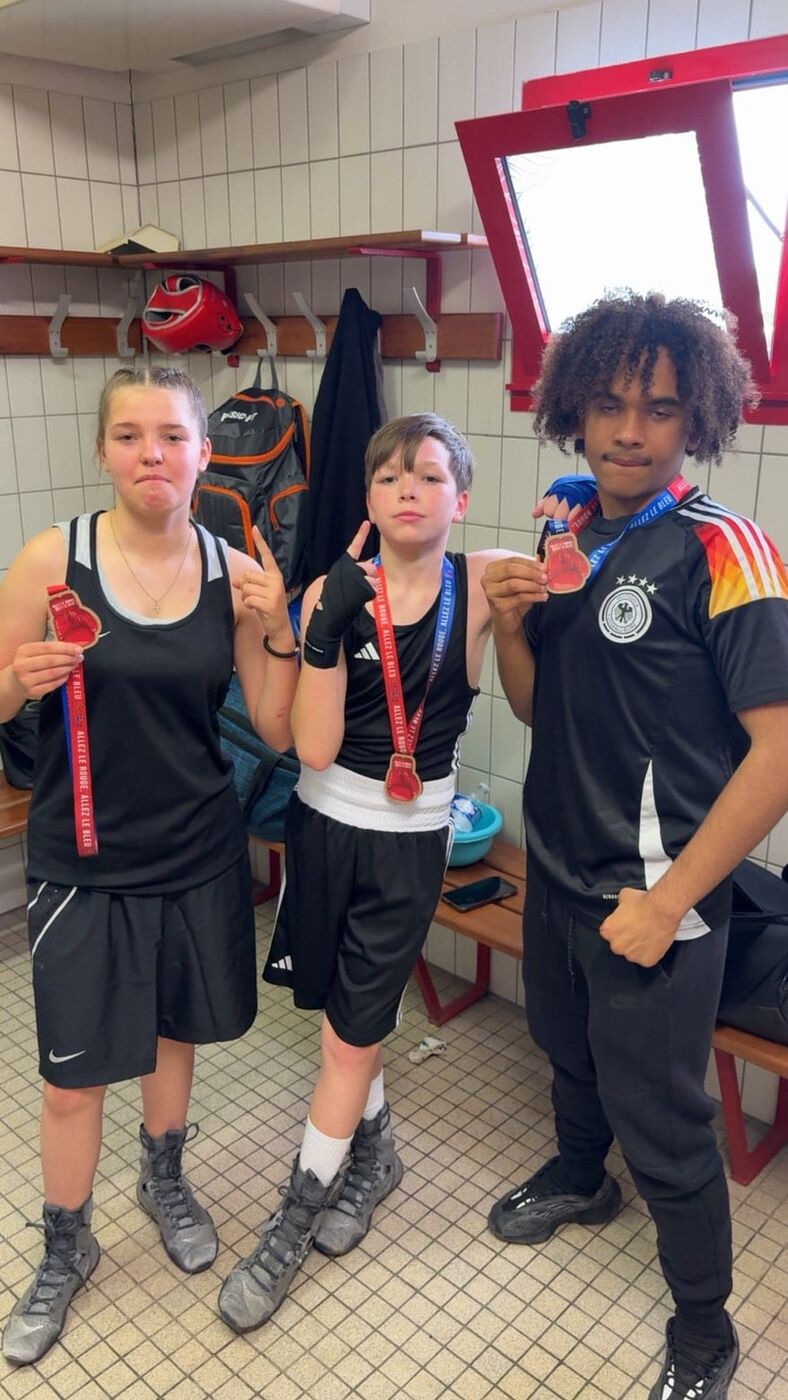 Trois jeunes du club avec leurs médailles